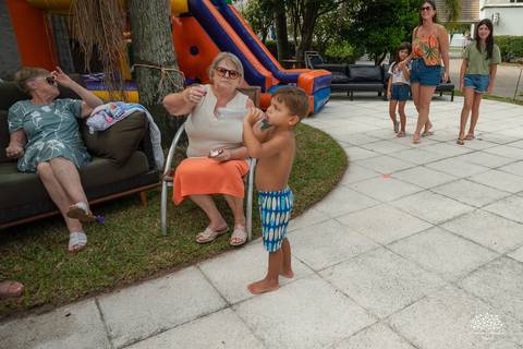 fotógrafo infantil - fotografia infantil - aniversário infantil - festa infantil - aniversário de 7 anos - festa na piscina - fotógrafo de aniversário infantil - fotografia de família - comemoração infantil - aniversário da Alice - fotógrafo em Pelotas'