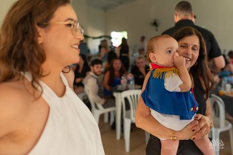 aniversário infantil - primeiro aninho - festa 1 ano - pequeno príncipe - fotografia de família - fotógrafo infantil - fotografia de aniversário - ensaio infantil - memórias afetivas - fotografia lifestyle - criança sorrindo - família - amor - infância'