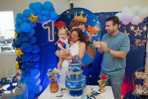 aniversário infantil - primeiro aninho - festa 1 ano - pequeno príncipe - fotografia de família - fotógrafo infantil - fotografia de aniversário - ensaio infantil - memórias afetivas - fotografia lifestyle - criança sorrindo - família - amor - infância'