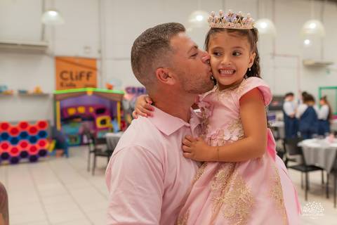 Allana 5 anos - aniversário infantil - festa infantil - fotografia de aniversário - fotografia de família - infância - princesa - jardim encantado - Cliff Kids - mãe e filha - família - alegria - memórias - celebração - Antonio Rocha Fotografias - Pelotas'