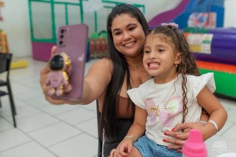 Allana 5 anos - aniversário infantil - festa infantil - fotografia de aniversário - fotografia de família - infância - princesa - jardim encantado - Cliff Kids - mãe e filha - família - alegria - memórias - celebração - Antonio Rocha Fotografias - Pelotas'