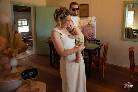 primeiro aninho Lara - festa infantil 1 ano - fotografia de aniversário infantil - tarde de verão - família reunida - memórias da infância - pôr do sol - festa no campo - Antonio Rocha Fotografias – Casa Harter Café Colonial – bebê arco íris - parabéns'