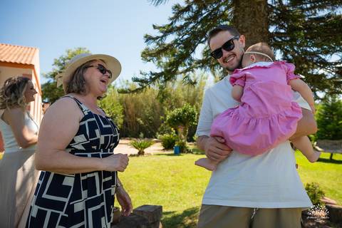 primeiro aninho Lara - festa infantil 1 ano - fotografia de aniversário infantil - tarde de verão - família reunida - memórias da infância - pôr do sol - festa no campo - Antonio Rocha Fotografias – Casa Harter Café Colonial – bebê arco íris - parabéns'