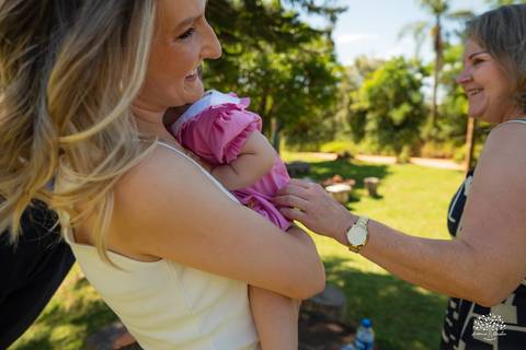 primeiro aninho Lara - festa infantil 1 ano - fotografia de aniversário infantil - tarde de verão - família reunida - memórias da infância - pôr do sol - festa no campo - Antonio Rocha Fotografias – Casa Harter Café Colonial – bebê arco íris - parabéns'