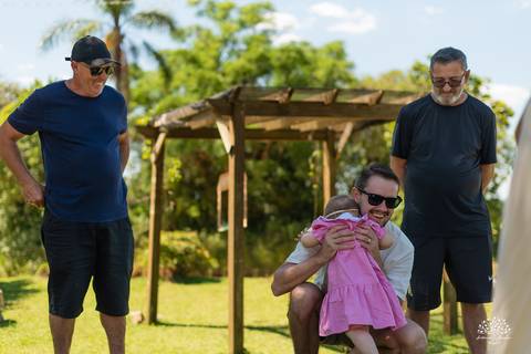 primeiro aninho Lara - festa infantil 1 ano - fotografia de aniversário infantil - tarde de verão - família reunida - memórias da infância - pôr do sol - festa no campo - Antonio Rocha Fotografias – Casa Harter Café Colonial – bebê arco íris - parabéns'