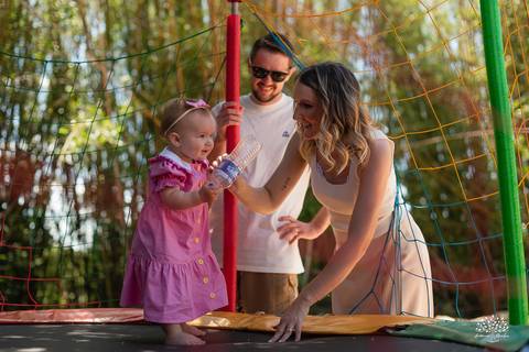 primeiro aninho Lara - festa infantil 1 ano - fotografia de aniversário infantil - tarde de verão - família reunida - memórias da infância - pôr do sol - festa no campo - Antonio Rocha Fotografias – Casa Harter Café Colonial – bebê arco íris - parabéns'