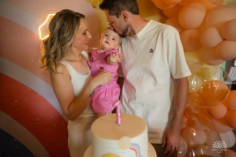 primeiro aninho Lara - festa infantil 1 ano - fotografia de aniversário infantil - tarde de verão - família reunida - memórias da infância - pôr do sol - festa no campo - Antonio Rocha Fotografias – Casa Harter Café Colonial – bebê arco íris - parabéns'