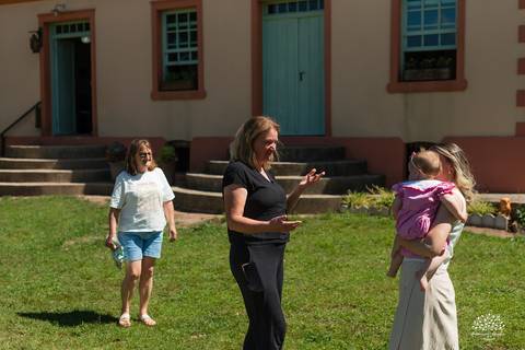 primeiro aninho Lara - festa infantil 1 ano - fotografia de aniversário infantil - tarde de verão - família reunida - memórias da infância - pôr do sol - festa no campo - Antonio Rocha Fotografias – Casa Harter Café Colonial – bebê arco íris - parabéns'