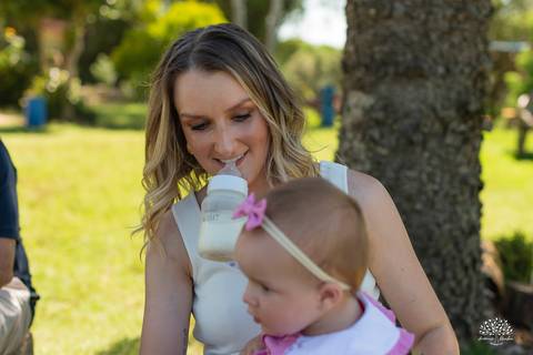primeiro aninho Lara - festa infantil 1 ano - fotografia de aniversário infantil - tarde de verão - família reunida - memórias da infância - pôr do sol - festa no campo - Antonio Rocha Fotografias – Casa Harter Café Colonial – bebê arco íris - parabéns'