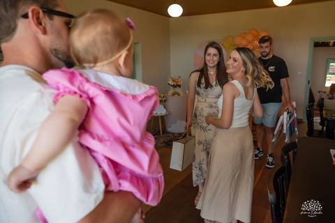 primeiro aninho Lara - festa infantil 1 ano - fotografia de aniversário infantil - tarde de verão - família reunida - memórias da infância - pôr do sol - festa no campo - Antonio Rocha Fotografias – Casa Harter Café Colonial – bebê arco íris - parabéns'