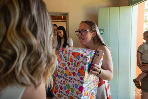 primeiro aninho Lara - festa infantil 1 ano - fotografia de aniversário infantil - tarde de verão - família reunida - memórias da infância - pôr do sol - festa no campo - Antonio Rocha Fotografias – Casa Harter Café Colonial – bebê arco íris - parabéns'