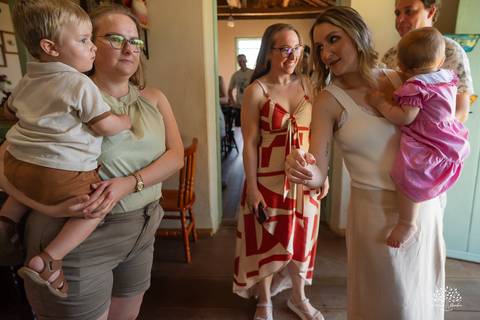 primeiro aninho Lara - festa infantil 1 ano - fotografia de aniversário infantil - tarde de verão - família reunida - memórias da infância - pôr do sol - festa no campo - Antonio Rocha Fotografias – Casa Harter Café Colonial – bebê arco íris - parabéns'