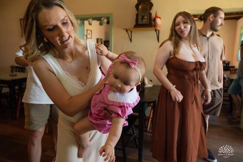 primeiro aninho Lara - festa infantil 1 ano - fotografia de aniversário infantil - tarde de verão - família reunida - memórias da infância - pôr do sol - festa no campo - Antonio Rocha Fotografias – Casa Harter Café Colonial – bebê arco íris - parabéns'