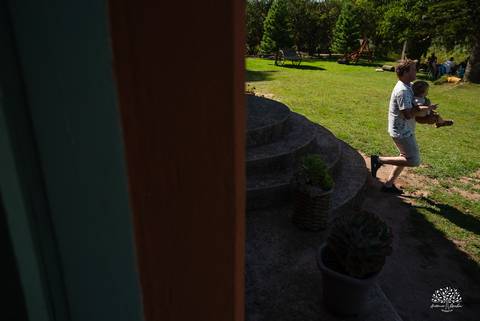 primeiro aninho Lara - festa infantil 1 ano - fotografia de aniversário infantil - tarde de verão - família reunida - memórias da infância - pôr do sol - festa no campo - Antonio Rocha Fotografias – Casa Harter Café Colonial – bebê arco íris - parabéns'