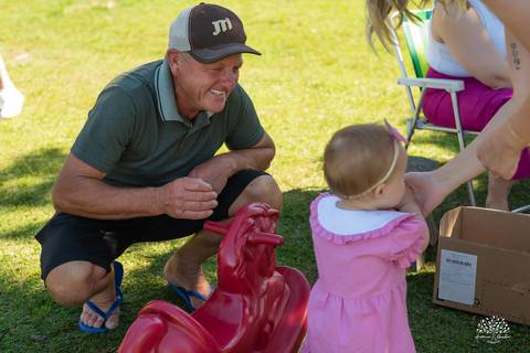 primeiro aninho Lara - festa infantil 1 ano - fotografia de aniversário infantil - tarde de verão - família reunida - memórias da infância - pôr do sol - festa no campo - Antonio Rocha Fotografias – Casa Harter Café Colonial – bebê arco íris - parabéns'