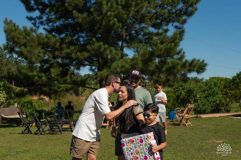 primeiro aninho Lara - festa infantil 1 ano - fotografia de aniversário infantil - tarde de verão - família reunida - memórias da infância - pôr do sol - festa no campo - Antonio Rocha Fotografias – Casa Harter Café Colonial – bebê arco íris - parabéns'
