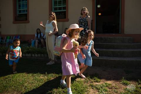 primeiro aninho Lara - festa infantil 1 ano - fotografia de aniversário infantil - tarde de verão - família reunida - memórias da infância - pôr do sol - festa no campo - Antonio Rocha Fotografias – Casa Harter Café Colonial – bebê arco íris - parabéns'