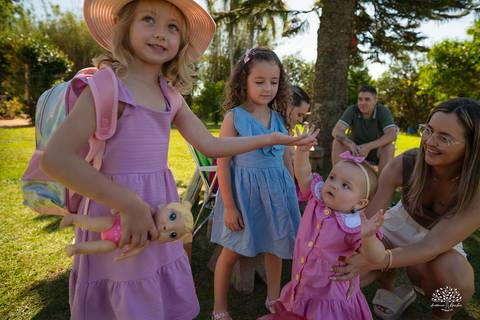 primeiro aninho Lara - festa infantil 1 ano - fotografia de aniversário infantil - tarde de verão - família reunida - memórias da infância - pôr do sol - festa no campo - Antonio Rocha Fotografias – Casa Harter Café Colonial – bebê arco íris - parabéns'