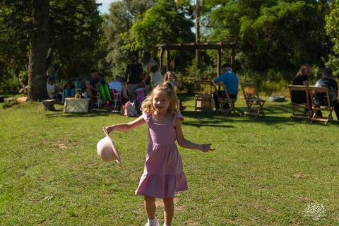 primeiro aninho Lara - festa infantil 1 ano - fotografia de aniversário infantil - tarde de verão - família reunida - memórias da infância - pôr do sol - festa no campo - Antonio Rocha Fotografias – Casa Harter Café Colonial – bebê arco íris - parabéns'
