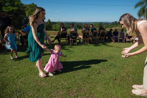 primeiro aninho Lara - festa infantil 1 ano - fotografia de aniversário infantil - tarde de verão - família reunida - memórias da infância - pôr do sol - festa no campo - Antonio Rocha Fotografias – Casa Harter Café Colonial – bebê arco íris - parabéns'