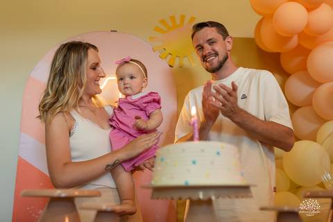 primeiro aninho Lara - festa infantil 1 ano - fotografia de aniversário infantil - tarde de verão - família reunida - memórias da infância - pôr do sol - festa no campo - Antonio Rocha Fotografias – Casa Harter Café Colonial – bebê arco íris - parabéns'