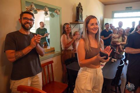 primeiro aninho Lara - festa infantil 1 ano - fotografia de aniversário infantil - tarde de verão - família reunida - memórias da infância - pôr do sol - festa no campo - Antonio Rocha Fotografias – Casa Harter Café Colonial – bebê arco íris - parabéns'