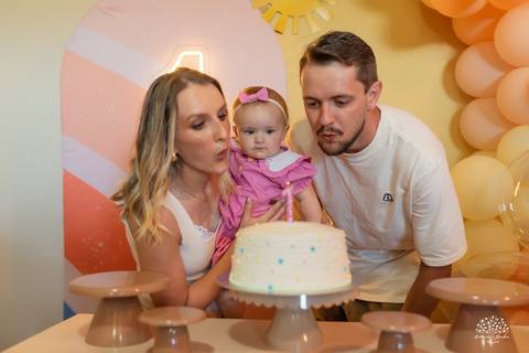 primeiro aninho Lara - festa infantil 1 ano - fotografia de aniversário infantil - tarde de verão - família reunida - memórias da infância - pôr do sol - festa no campo - Antonio Rocha Fotografias – Casa Harter Café Colonial – bebê arco íris - parabéns'