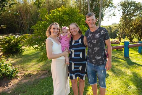 primeiro aninho Lara - festa infantil 1 ano - fotografia de aniversário infantil - tarde de verão - família reunida - memórias da infância - pôr do sol - festa no campo - Antonio Rocha Fotografias – Casa Harter Café Colonial – bebê arco íris - parabéns'