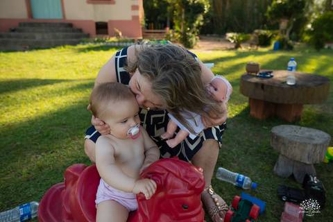 primeiro aninho Lara - festa infantil 1 ano - fotografia de aniversário infantil - tarde de verão - família reunida - memórias da infância - pôr do sol - festa no campo - Antonio Rocha Fotografias – Casa Harter Café Colonial – bebê arco íris - parabéns'