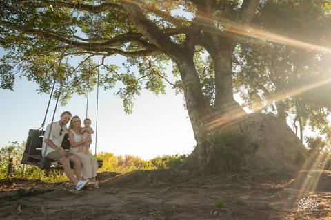 primeiro aninho Lara - festa infantil 1 ano - fotografia de aniversário infantil - tarde de verão - família reunida - memórias da infância - pôr do sol - festa no campo - Antonio Rocha Fotografias – Casa Harter Café Colonial – bebê arco íris - parabéns'
