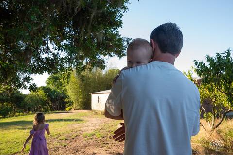 primeiro aninho Lara - festa infantil 1 ano - fotografia de aniversário infantil - tarde de verão - família reunida - memórias da infância - pôr do sol - festa no campo - Antonio Rocha Fotografias – Casa Harter Café Colonial – bebê arco íris - parabéns'
