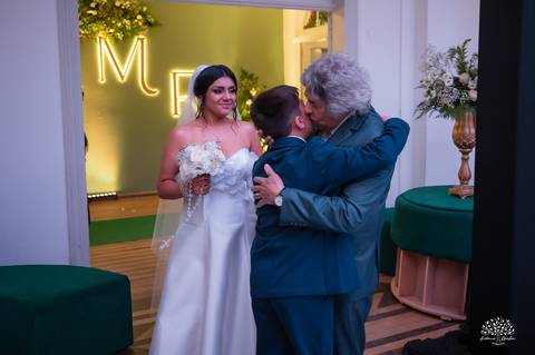 casamento-maria-e-rodrigo-fotografo-de-casamento-jaguarao-making-of-noiva-cerimonia-de-casamento-festa-de-casamento-banda-herederos-ensaio-casal-fotografia-de-casamento-lupirridecor-uruguay-noivos-beth schneid-terço-sociedade harmonia-pelotas-véu-vestido'