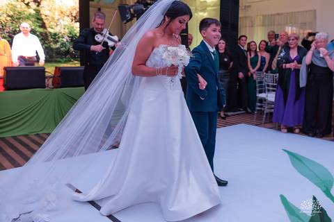 casamento-maria-e-rodrigo-fotografo-de-casamento-jaguarao-making-of-noiva-cerimonia-de-casamento-festa-de-casamento-banda-herederos-ensaio-casal-fotografia-de-casamento-lupirridecor-uruguay-noivos-beth schneid-terço-sociedade harmonia-pelotas-véu-vestido'