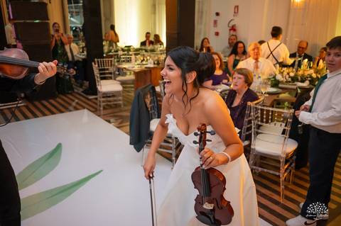 casamento-maria-e-rodrigo-fotografo-de-casamento-jaguarao-making-of-noiva-cerimonia-de-casamento-festa-de-casamento-banda-herederos-ensaio-casal-fotografia-de-casamento-lupirridecor-uruguay-noivos-beth schneid-terço-sociedade harmonia-pelotas-véu-vestido'
