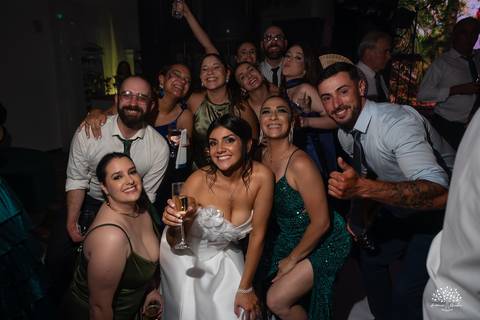 casamento-maria-e-rodrigo-fotografo-de-casamento-jaguarao-making-of-noiva-cerimonia-de-casamento-festa-de-casamento-banda-herederos-ensaio-casal-fotografia-de-casamento-lupirridecor-uruguay-noivos-beth schneid-terço-sociedade harmonia-pelotas-véu-vestido'