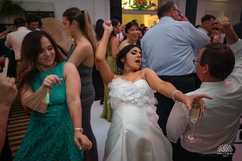 casamento-maria-e-rodrigo-fotografo-de-casamento-jaguarao-making-of-noiva-cerimonia-de-casamento-festa-de-casamento-banda-herederos-ensaio-casal-fotografia-de-casamento-lupirridecor-uruguay-noivos-beth schneid-terço-sociedade harmonia-pelotas-véu-vestido'