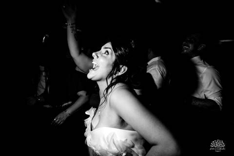 casamento-maria-e-rodrigo-fotografo-de-casamento-jaguarao-making-of-noiva-cerimonia-de-casamento-festa-de-casamento-banda-herederos-ensaio-casal-fotografia-de-casamento-lupirridecor-uruguay-noivos-beth schneid-terço-sociedade harmonia-pelotas-véu-vestido'