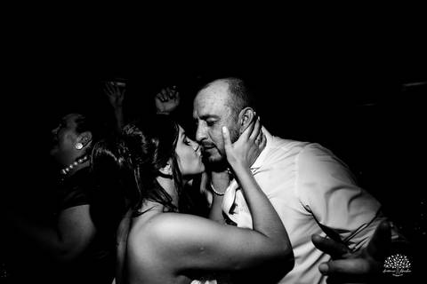 casamento-maria-e-rodrigo-fotografo-de-casamento-jaguarao-making-of-noiva-cerimonia-de-casamento-festa-de-casamento-banda-herederos-ensaio-casal-fotografia-de-casamento-lupirridecor-uruguay-noivos-beth schneid-terço-sociedade harmonia-pelotas-véu-vestido'