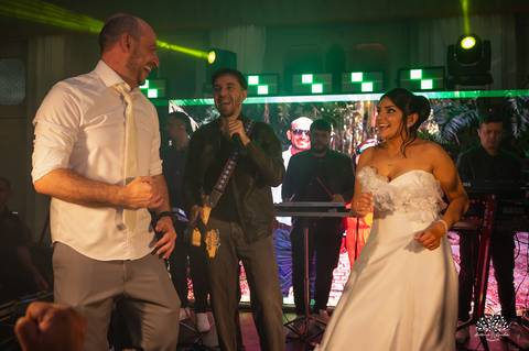 casamento-maria-e-rodrigo-fotografo-de-casamento-jaguarao-making-of-noiva-cerimonia-de-casamento-festa-de-casamento-banda-herederos-ensaio-casal-fotografia-de-casamento-lupirridecor-uruguay-noivos-beth schneid-terço-sociedade harmonia-pelotas-véu-vestido'