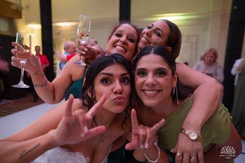casamento-maria-e-rodrigo-fotografo-de-casamento-jaguarao-making-of-noiva-cerimonia-de-casamento-festa-de-casamento-banda-herederos-ensaio-casal-fotografia-de-casamento-lupirridecor-uruguay-noivos-beth schneid-terço-sociedade harmonia-pelotas-véu-vestido'