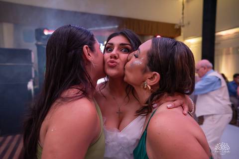 casamento-maria-e-rodrigo-fotografo-de-casamento-jaguarao-making-of-noiva-cerimonia-de-casamento-festa-de-casamento-banda-herederos-ensaio-casal-fotografia-de-casamento-lupirridecor-uruguay-noivos-beth schneid-terço-sociedade harmonia-pelotas-véu-vestido'