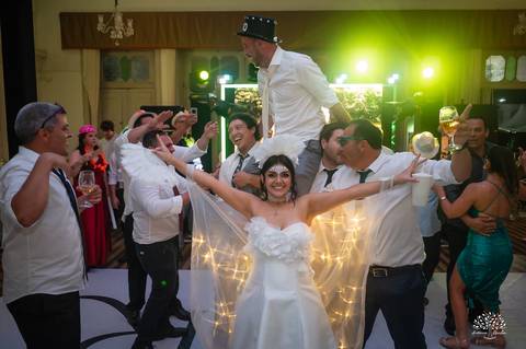 casamento-maria-e-rodrigo-fotografo-de-casamento-jaguarao-making-of-noiva-cerimonia-de-casamento-festa-de-casamento-banda-herederos-ensaio-casal-fotografia-de-casamento-lupirridecor-uruguay-noivos-beth schneid-terço-sociedade harmonia-pelotas-véu-vestido'