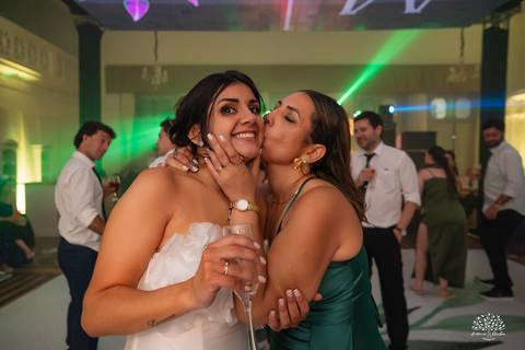 casamento-maria-e-rodrigo-fotografo-de-casamento-jaguarao-making-of-noiva-cerimonia-de-casamento-festa-de-casamento-banda-herederos-ensaio-casal-fotografia-de-casamento-lupirridecor-uruguay-noivos-beth schneid-terço-sociedade harmonia-pelotas-véu-vestido'