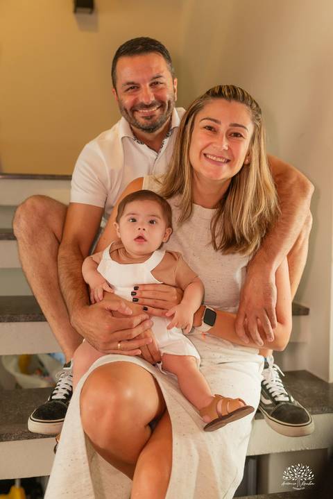 ensaio lifestyle - fotografia de família - bebê 6 meses - ensaio em casa - fotografia afetiva - fotos espontâneas - fotografia infantil - ensaio com pets - memórias de família - fotógrafo de família - ensaio bebê - registro de momentos - amor em família'