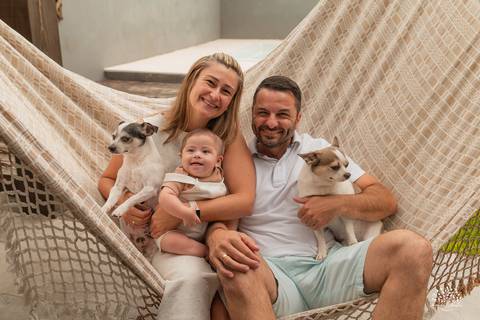 ensaio lifestyle - fotografia de família - bebê 6 meses - ensaio em casa - fotografia afetiva - fotos espontâneas - fotografia infantil - ensaio com pets - memórias de família - fotógrafo de família - ensaio bebê - registro de momentos - amor em família'