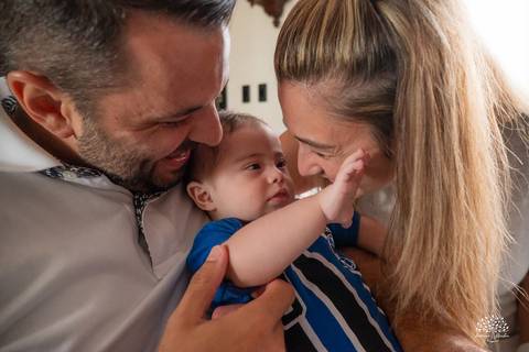ensaio lifestyle - fotografia de família - bebê 6 meses - ensaio em casa - fotografia afetiva - fotos espontâneas - fotografia infantil - ensaio com pets - memórias de família - fotógrafo de família - ensaio bebê - registro de momentos - amor em família'
