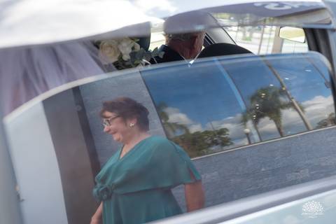 Daisa e Tiago - casamento - fotografia de casamento - casamento alemão - Clube Caça e Pesca - cerimônia ao ar livre - festa de casamento - bandinha - chope - dança da marreca - noivos - Antonio Rocha Fotografias - Banda Diplomata - Dança do Bolo - buquê'