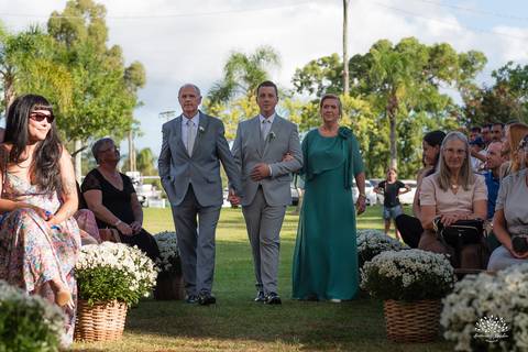Daisa e Tiago - casamento - fotografia de casamento - casamento alemão - Clube Caça e Pesca - cerimônia ao ar livre - festa de casamento - bandinha - chope - dança da marreca - noivos - Antonio Rocha Fotografias - Banda Diplomata - Dança do Bolo - buquê'