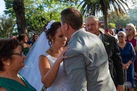 Daisa e Tiago - casamento - fotografia de casamento - casamento alemão - Clube Caça e Pesca - cerimônia ao ar livre - festa de casamento - bandinha - chope - dança da marreca - noivos - Antonio Rocha Fotografias - Banda Diplomata - Dança do Bolo - buquê'