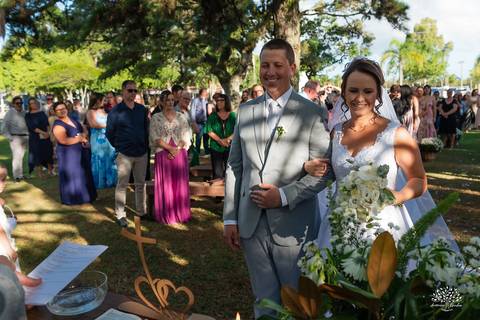 Daisa e Tiago - casamento - fotografia de casamento - casamento alemão - Clube Caça e Pesca - cerimônia ao ar livre - festa de casamento - bandinha - chope - dança da marreca - noivos - Antonio Rocha Fotografias - Banda Diplomata - Dança do Bolo - buquê'